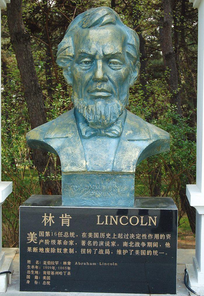 仿古列寧胸像