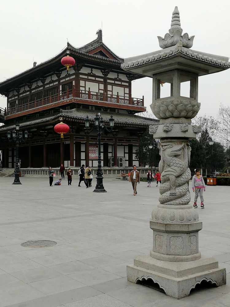 寺廟石燈
